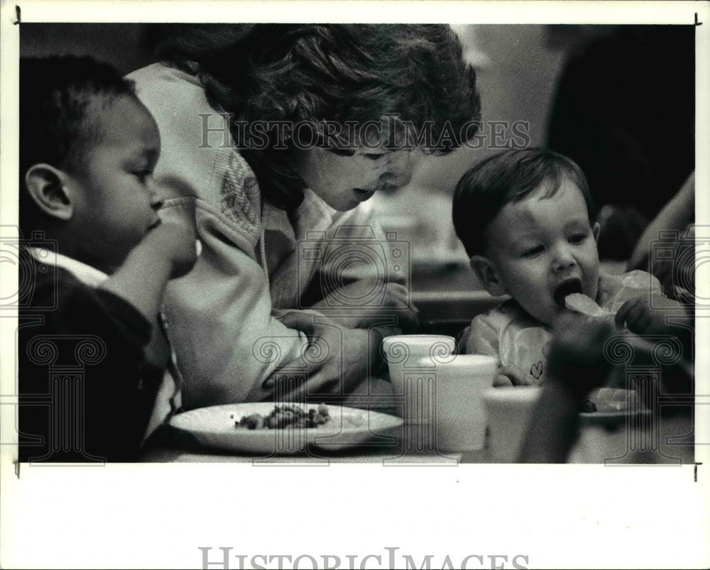 1990 Press Photo Renee Yantko with her son Aaron, 21 months eating lunch- Historic Images