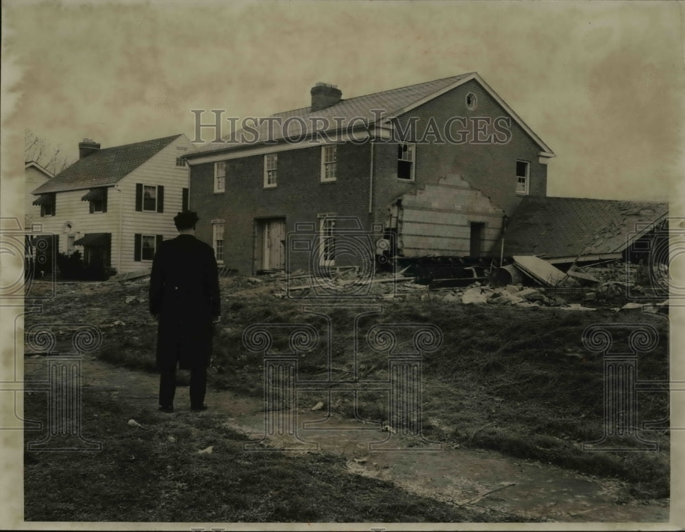 1956 Press Photo Atty. John G. Pegg looking at the bomd damage at Corby Ave. - Historic Images