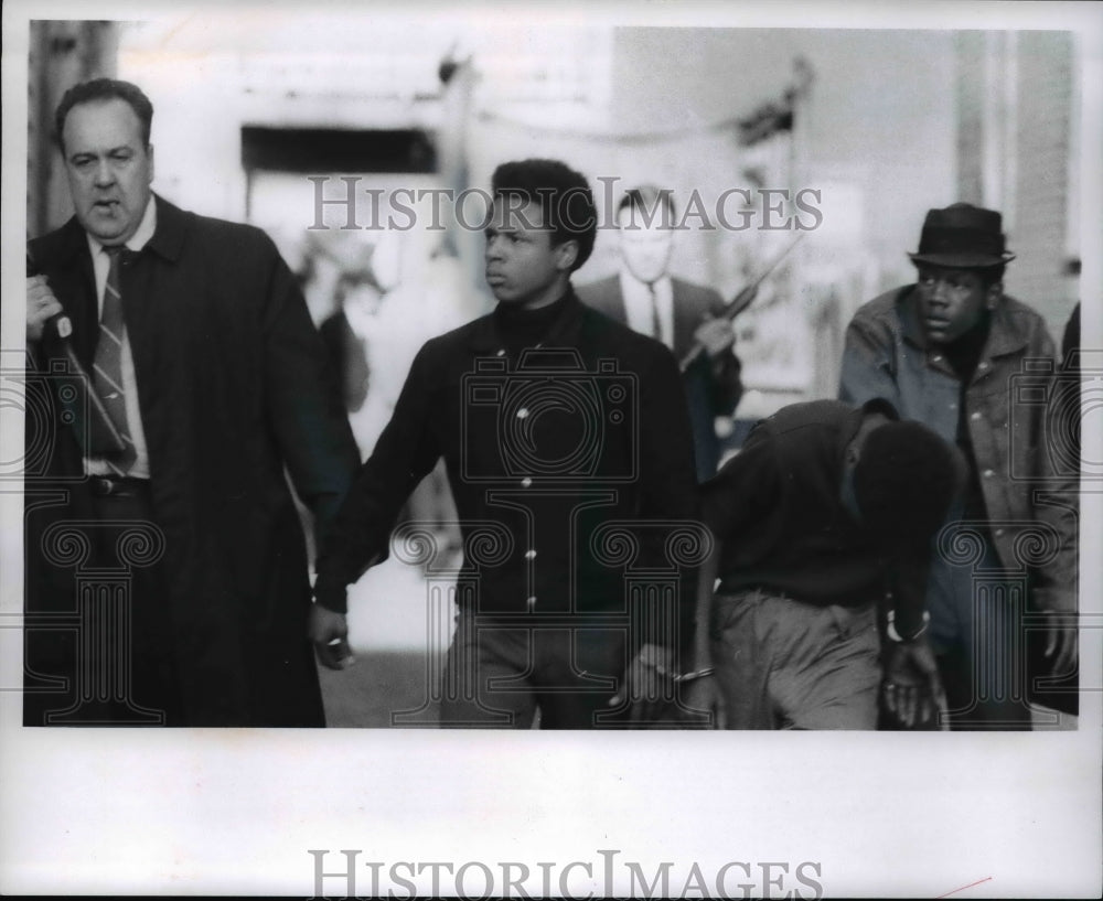 1969 Press Photo Detective Nueller with the shooting suspect- Historic Images