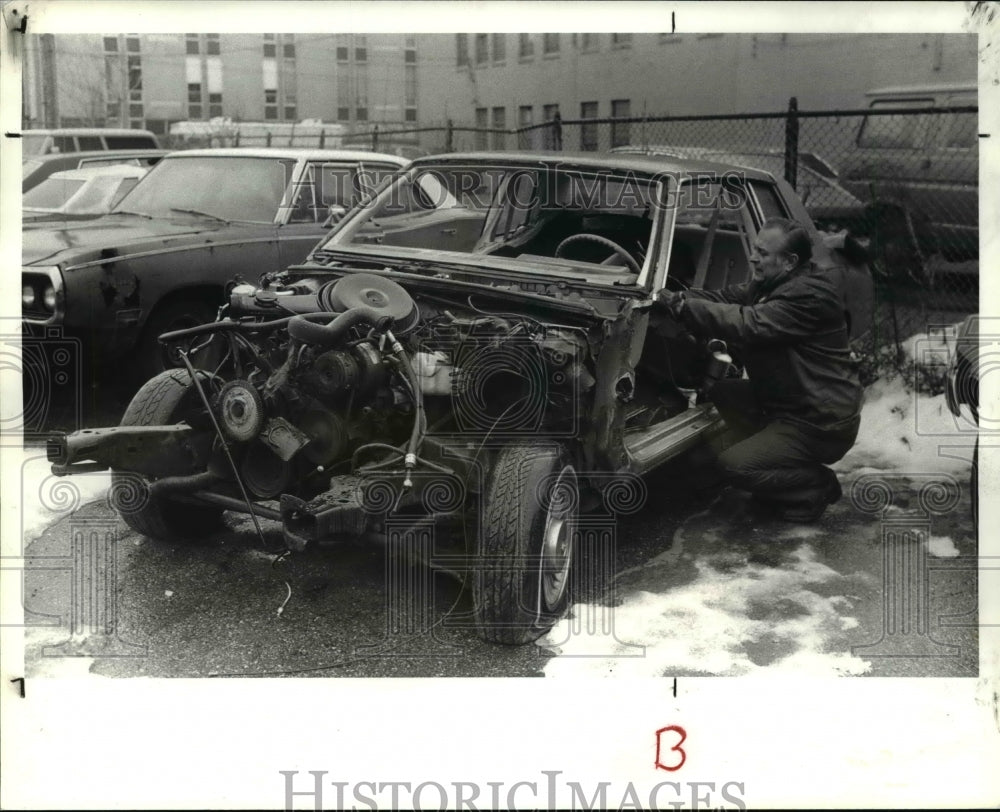 1990 Press Photo Police Det Steve Suhajcik found stolen car at E 19th at Payne - Historic Images