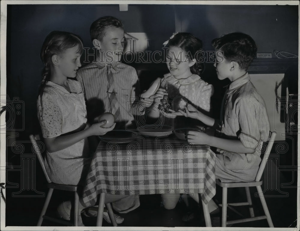 1941 Press Photo Flora Stone Mather College luncheon in French Class- Historic Images