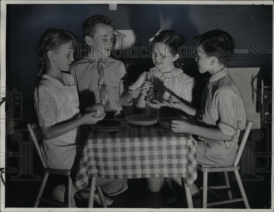1941 Press Photo Flora Stone Mather College luncheon in French Class- Historic Images