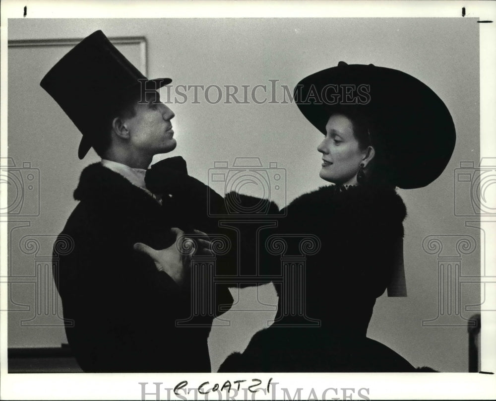 1990 Press Photo Linda Jackson helps Robert Gardner with his costume- Historic Images