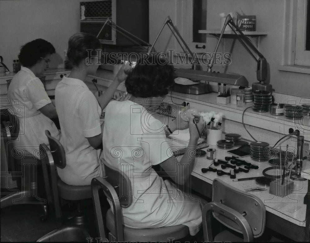 1971 Press Photo Technicians at University Hospitals examining and classifying- Historic Images