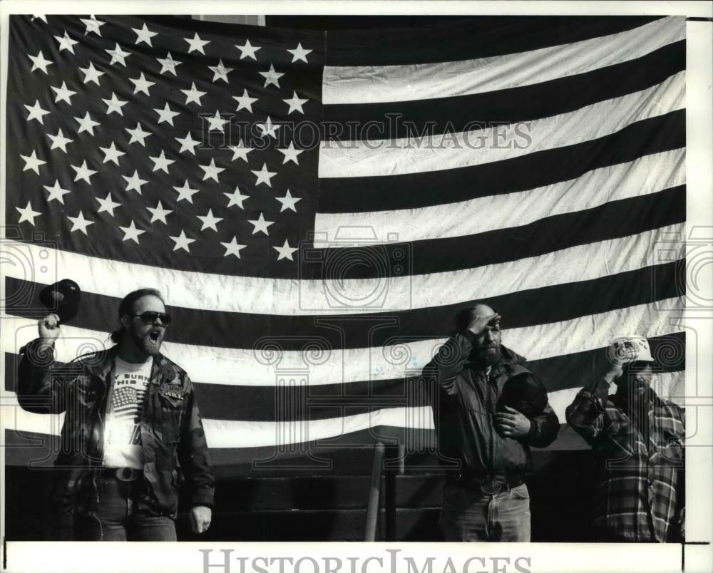 1991 Press Photo Greg Bolt cheers after singing National Anthem ro support troop- Historic Images