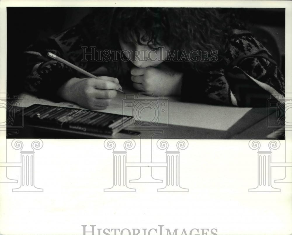 1990 Press Photo Mary Kennedy Sketches During 5th Grade Art Class- Historic Images