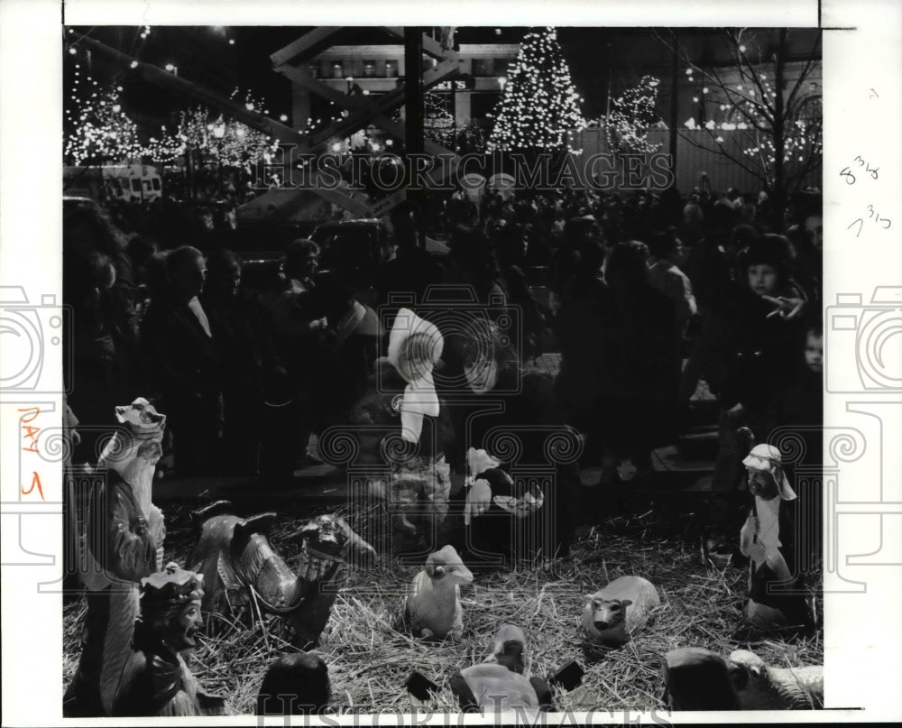 1991 Press Photo Fallon Hart &amp; Mary Ann Clark  at Cleveland Lighting Ceremony- Historic Images