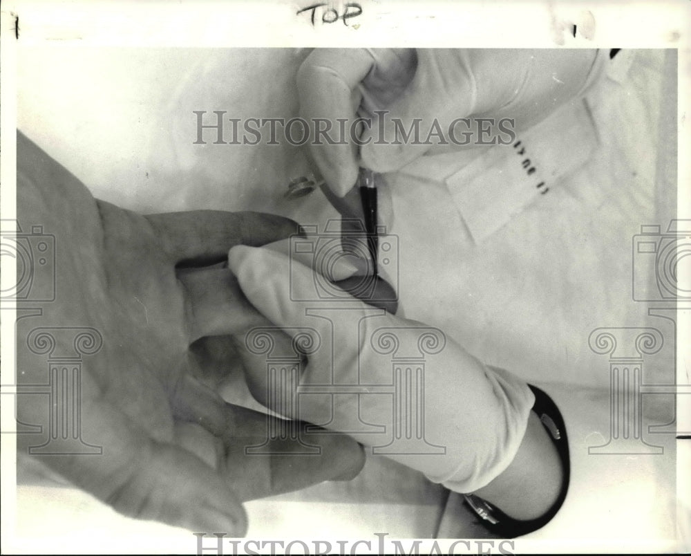 1990 Press Photo Cholesterol screening of the Med Center at the Sportsman Show- Historic Images