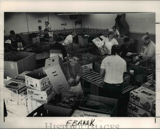 1991 Press Photo American Greetings employees take part in the Food Bank Project- Historic Images