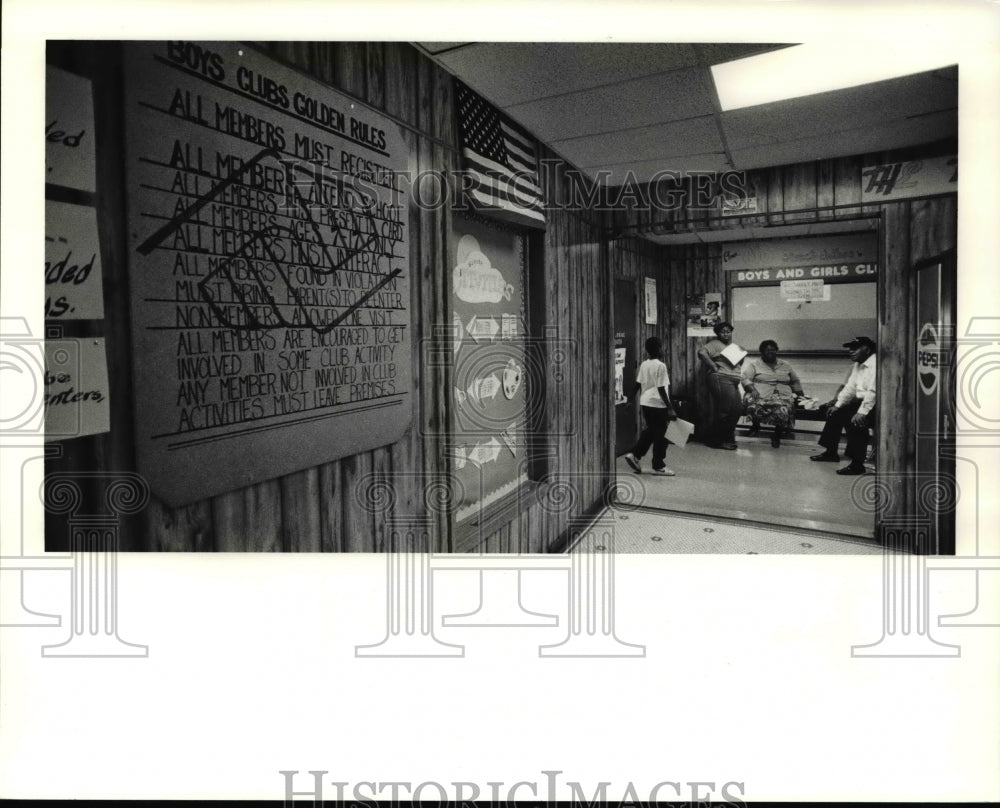 1990 Press Photo American Flag and Club rules are the first thing seen - Historic Images