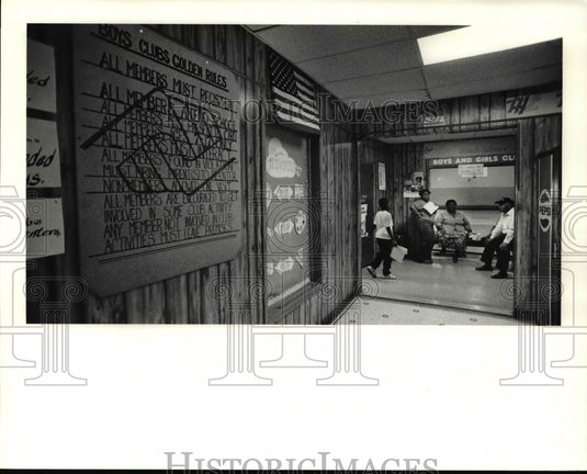 1990 Press Photo American Flag and Club rules are the first thing seen - Historic Images