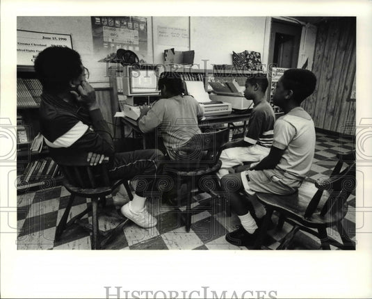1990 Press Photo Computer Cntr in basement of the Mt. Pleasant Boys & Girls Club- Historic Images