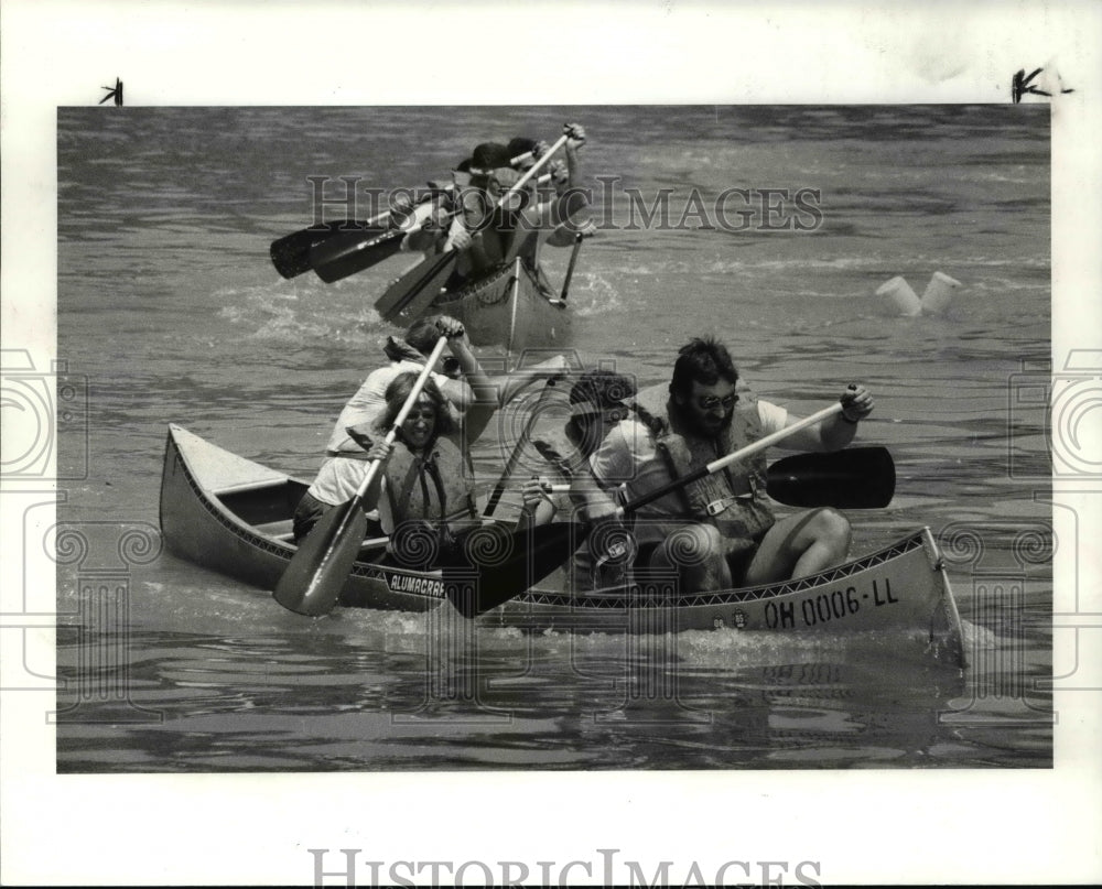 1986 Press Photo Peabody&#39;s Team canoe rounds the last marker to winner - Historic Images