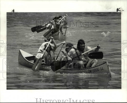1986 Press Photo Peabody's Team canoe rounds the last marker to winner - Historic Images