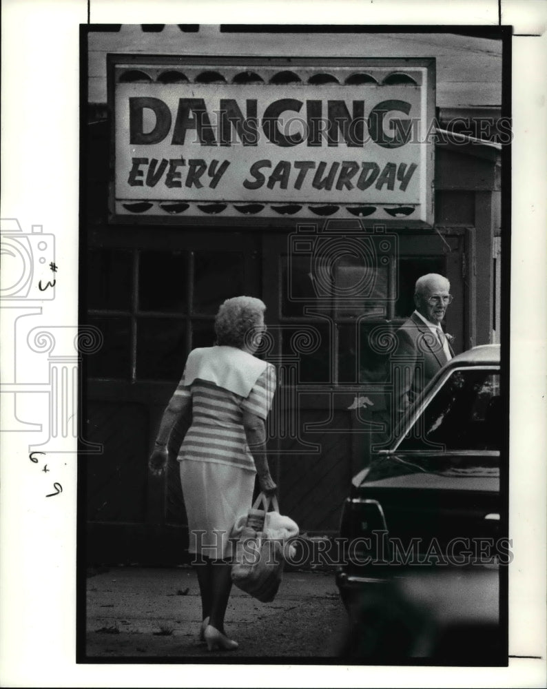 1991 Press Photo A couple at the Painesville Park entrance during the Ballroom- Historic Images