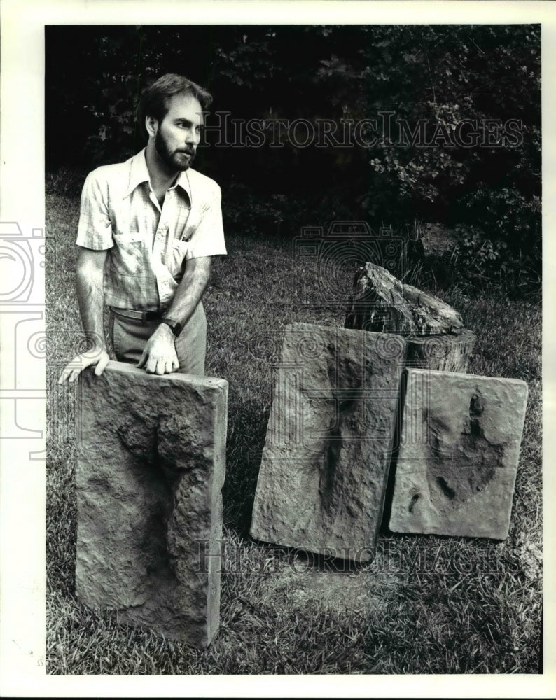 1986 Press Photo Glen Kuban solver of the puzzle of human tracks in Texas- Historic Images