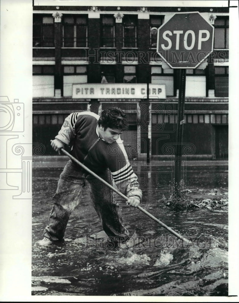 1988 Press Photo Samir Karim Clears Drains Near Samirs Market in Cleveland- Historic Images