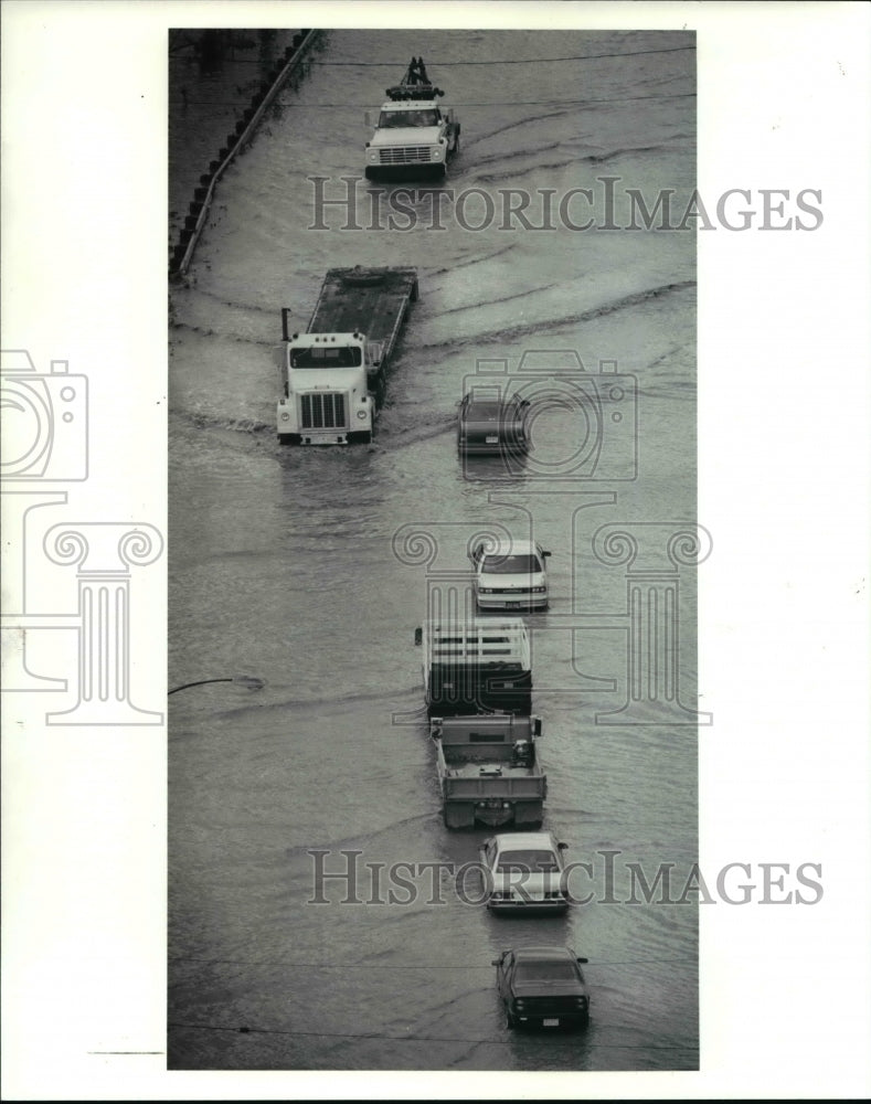 1990 Press Photo Vehicles in Flooded Canal SRoad in Ohio North of I-480- Historic Images