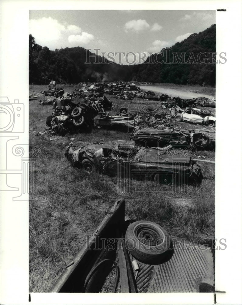 1990 Press Photo Remains of Vehicles after Creek Flooding in Belmont County- Historic Images