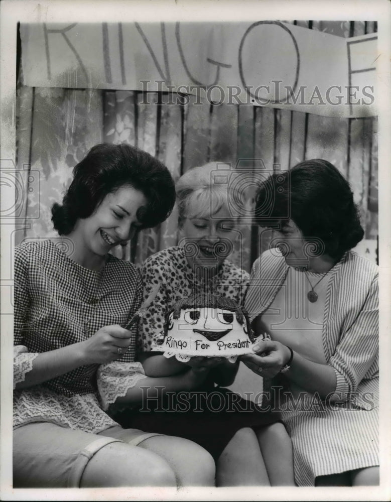 1964 Press Photo Sharon Borich, Kathy Goebel and Mary Peeper- Historic Images