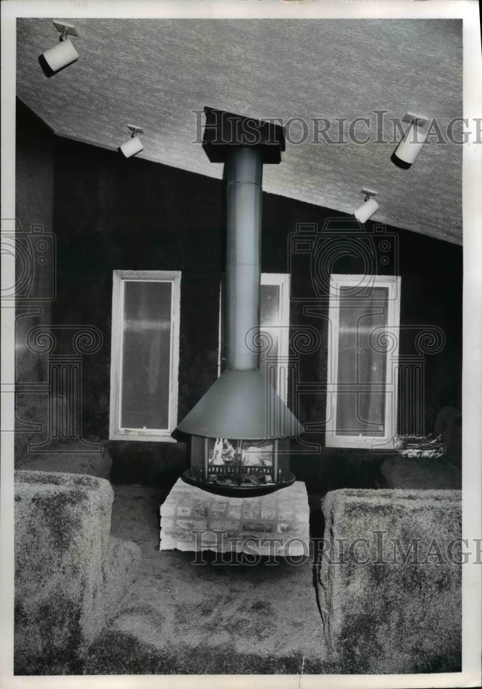 1975 Press Photo Fireplace- Historic Images