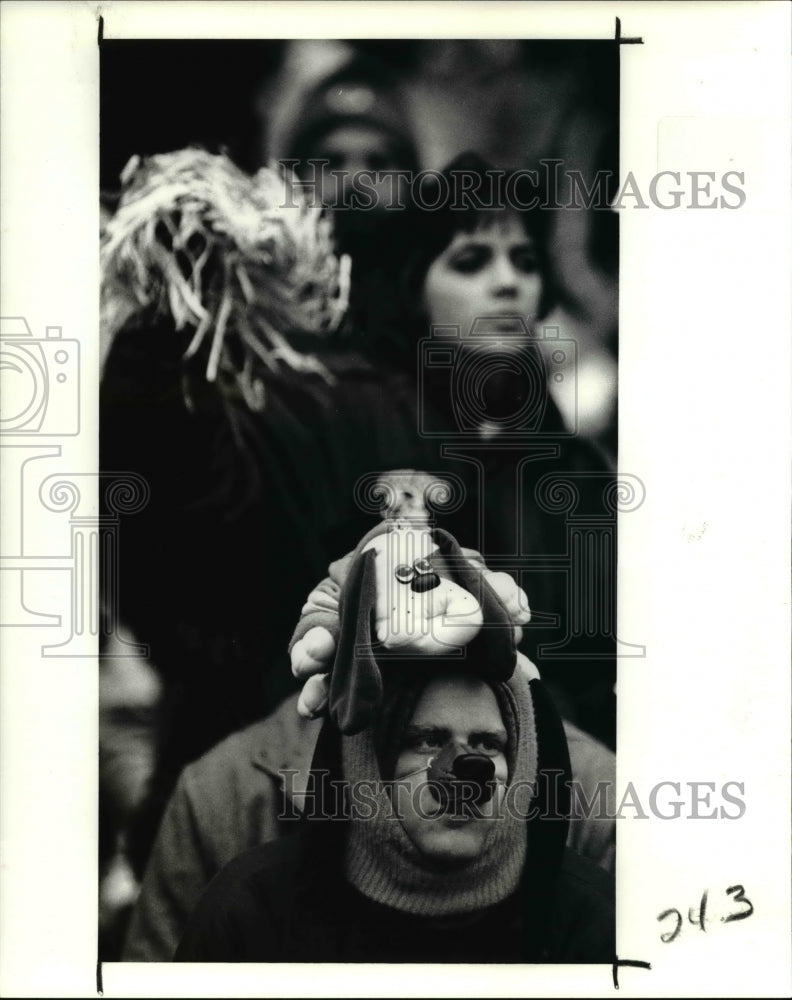 1990 Press Photo Tom Bartoszek of Maple Hts.has long face during games. - Historic Images