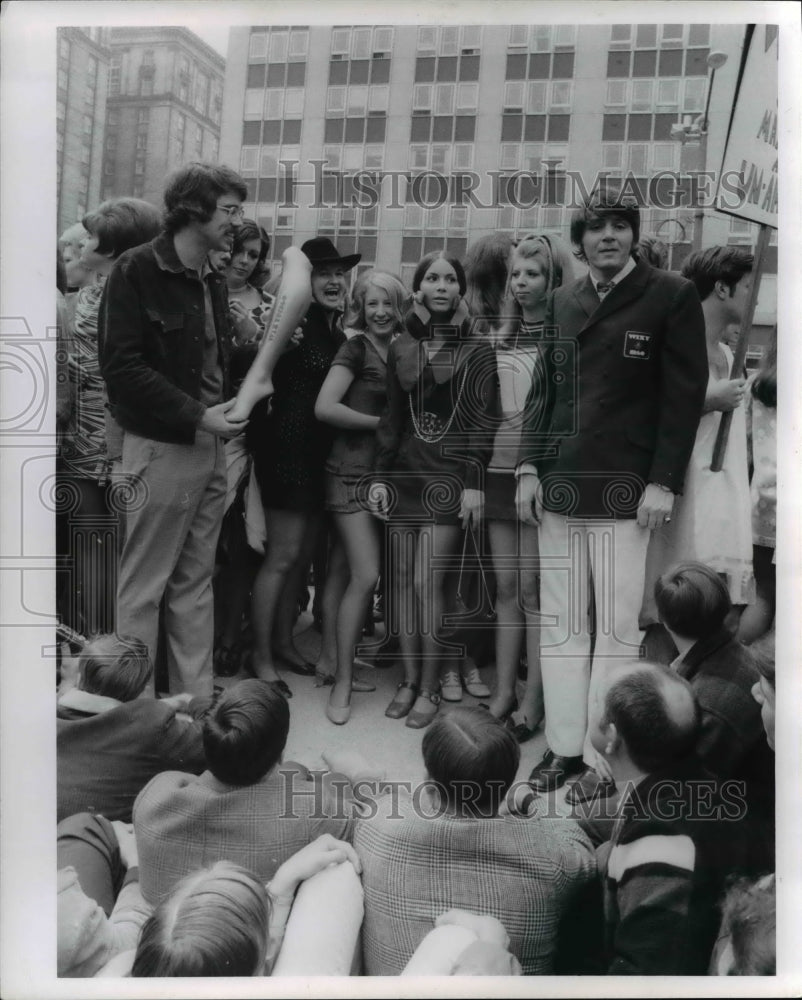 1970 Press Photo The WYXY's Golden Legs award- Historic Images