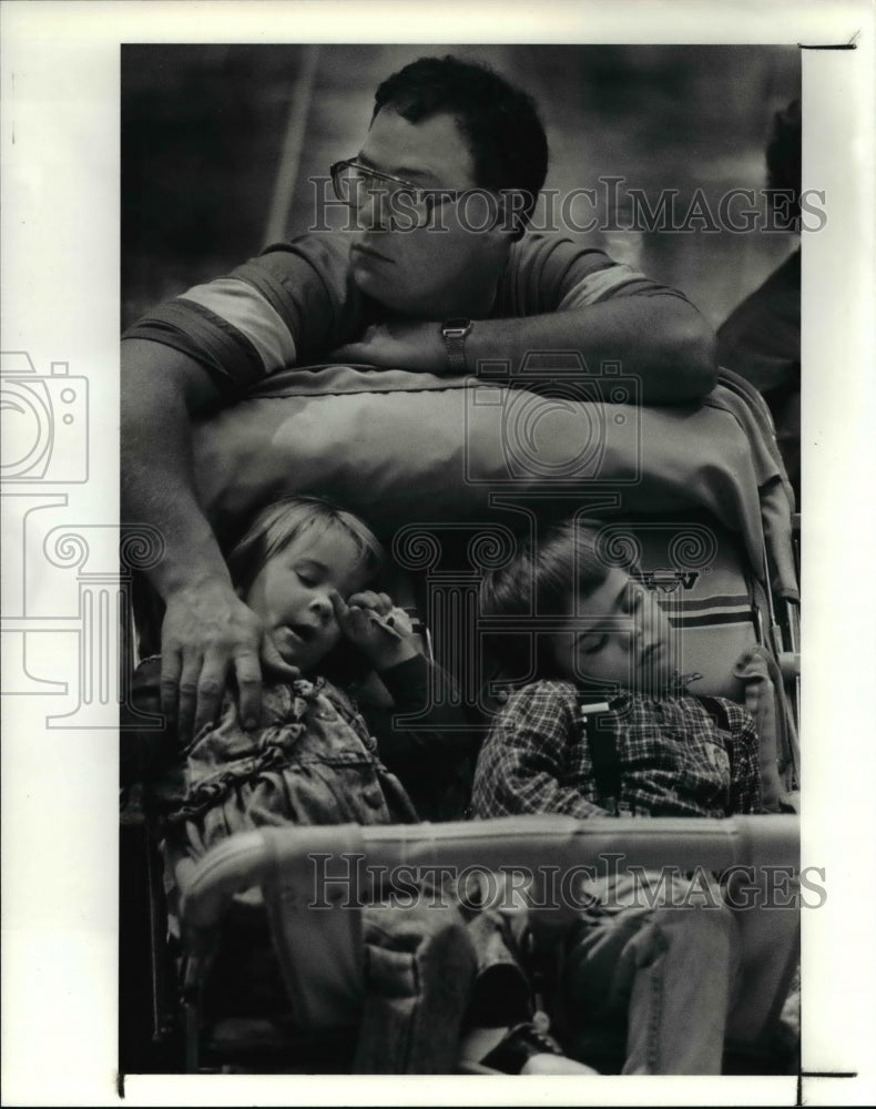 1990 Press Photo Wayne Goss babysits children twins Carey &amp; Robby- Historic Images