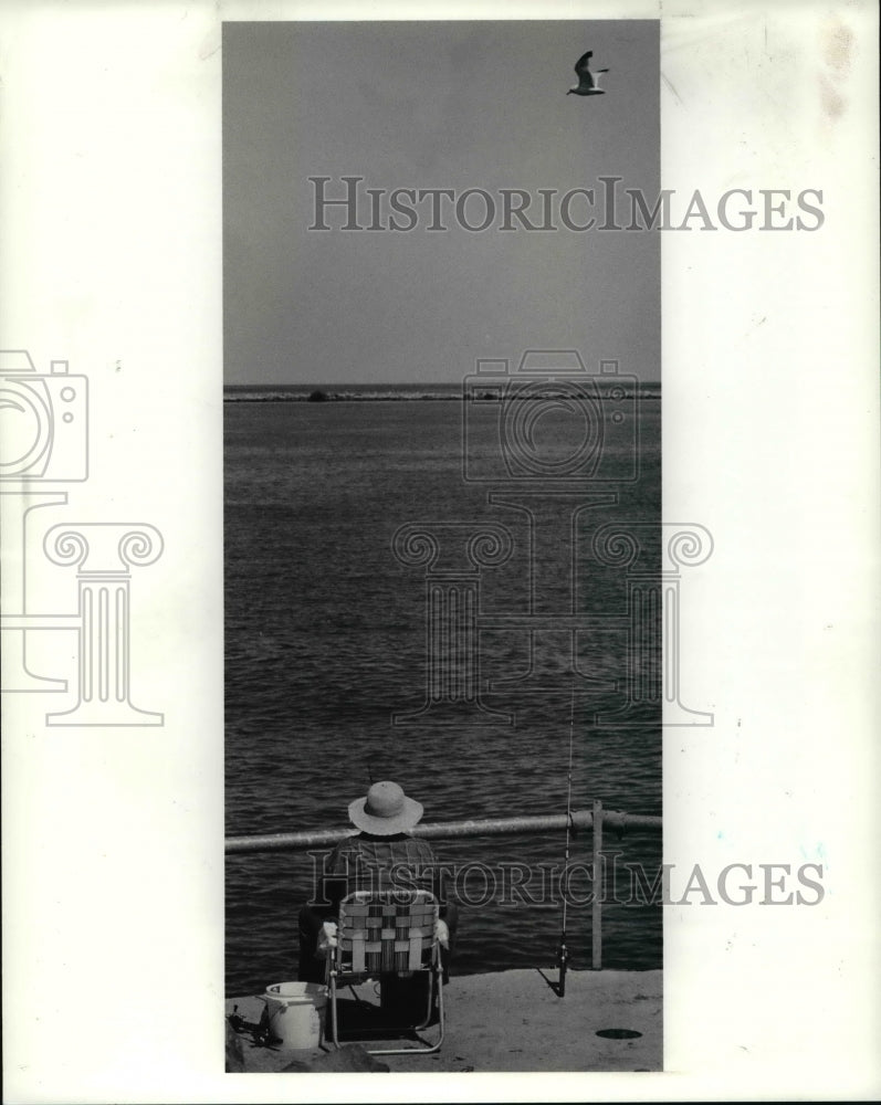 1991 Press Photo Ernest Gordon fishing off the 55th St Pier.- Historic Images