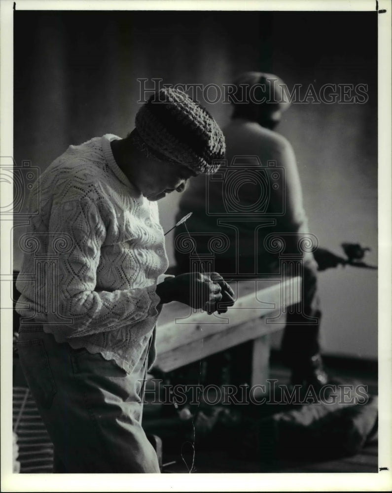 1990 Press Photo Irene Herron puts a hook and a sinker on her line- Historic Images