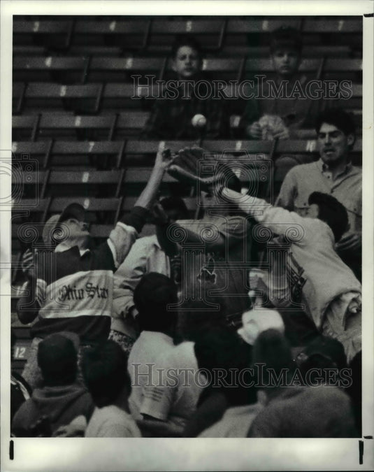 1990 Press Photo Fans scramble for a foul ball during Minnesota Twins game- Historic Images