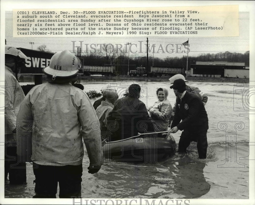 1990 Press Photo Valleyview Firefighters evacuate resident at Flooded Area. - Historic Images