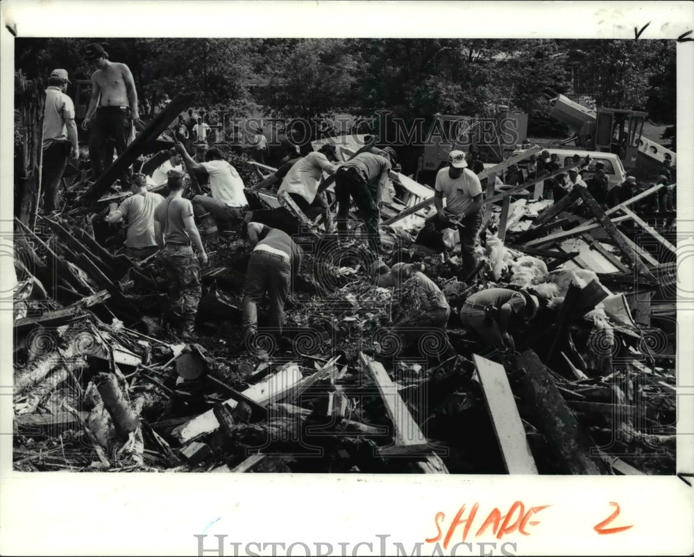 1990 Press Photo Looking for the bodies of victim of Flood under the Wegge Rd.- Historic Images