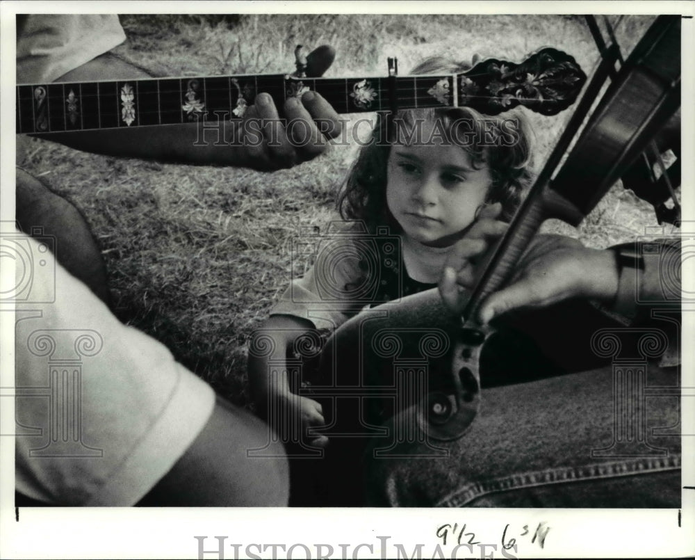 1991 Press Photo Louise Eberle surrounded by folk music players- Historic Images