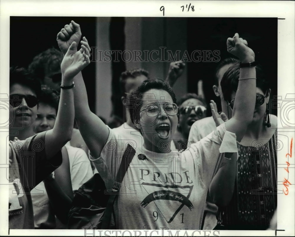 1991 Press Photo Susan Schnur cheers a speaker at rally before Gay Rights march- Historic Images