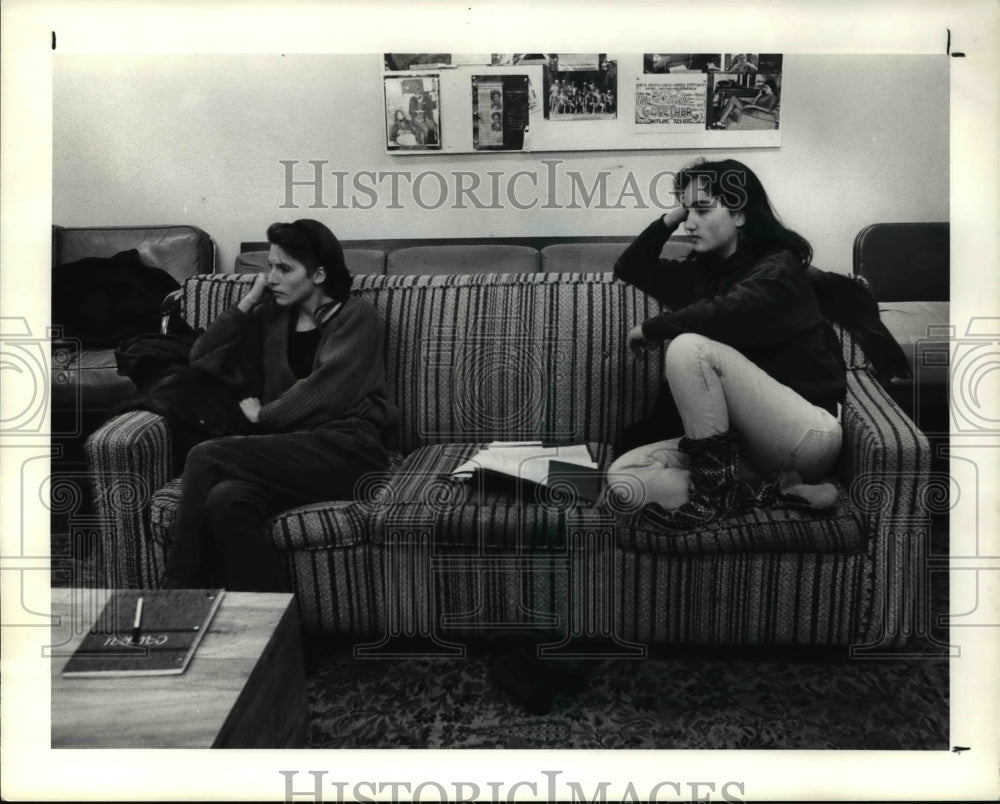 1991 Press Photo Hot line trainee group, Elizabeth Winston &amp; Wendy Hamlin- Historic Images