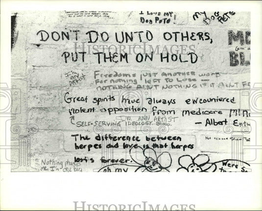1991 Press Photo Walls of the Free Clinis hot line romm tell many stories - Historic Images