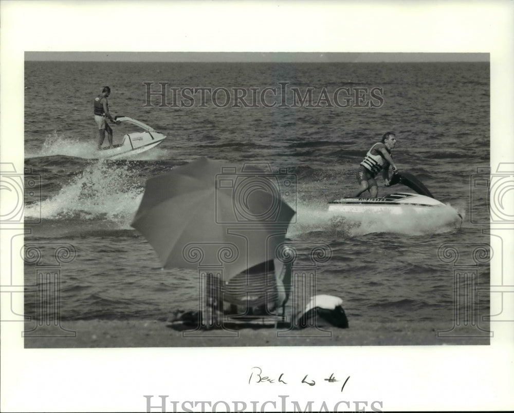 1991 Press Photo Jet ski boats run along the beach front- Historic Images