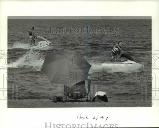 1991 Press Photo Jet ski boats run along the beach front- Historic Images