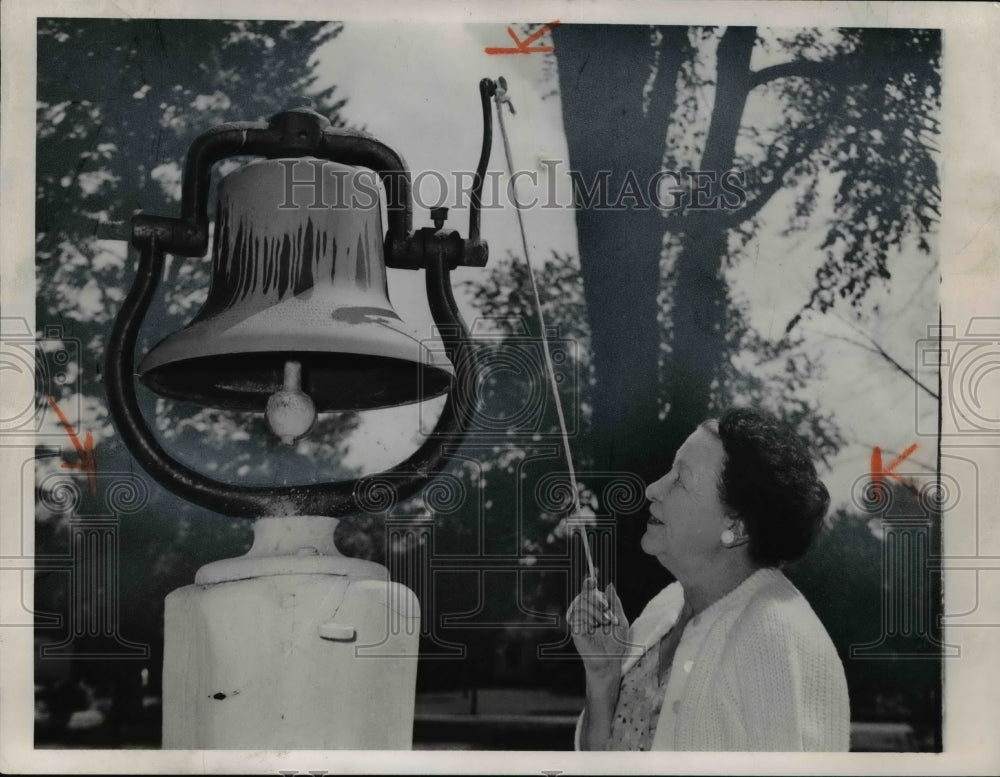 1963 Press Photo Mrs. Frank C. Lewman ringning bell- Historic Images