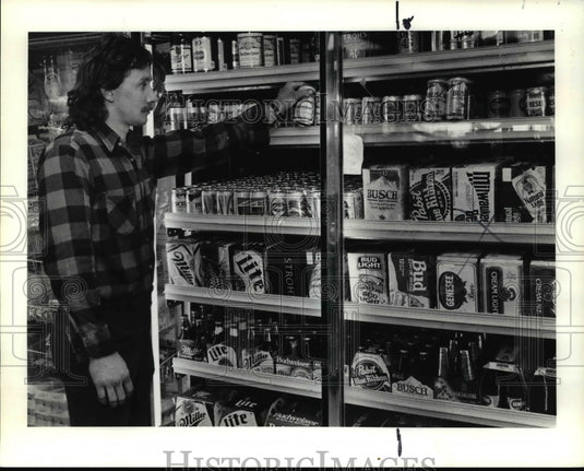 1990 Press Photo Greg Zysek perusing the beer cooler- Historic Images