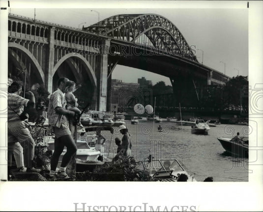 1990 Press Photo Tim Lohmann w/ daughter Jenna at the BP Riverfest in the Flats.- Historic Images