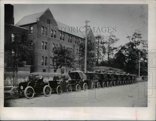 1960 Press Photo Line in 1899 of Winton vehicle ready for delivery nationwide- Historic Images