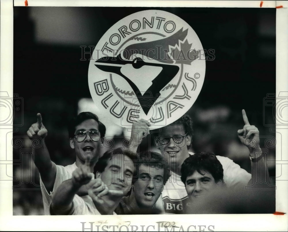 1992 Press Photo The Toronto fans with a blue jays emblem- Historic Images