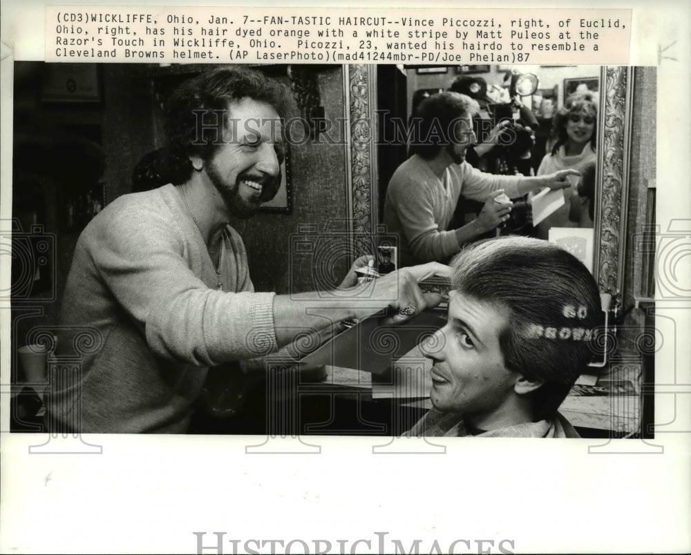 1987 Press Photo Vince Piccozzi dyed hair orange w/ white stripe by Matt Puleos- Historic Images