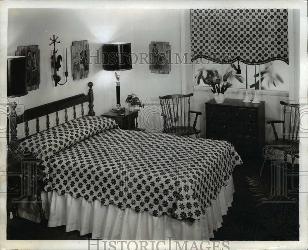 1962 Press Photo Matching bedspread &amp; window shade for attractive backgrounds- Historic Images
