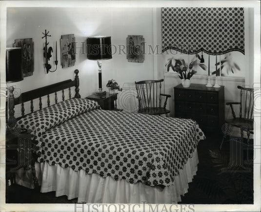 1962 Press Photo Matching bedspread & window shade for attractive backgrounds- Historic Images