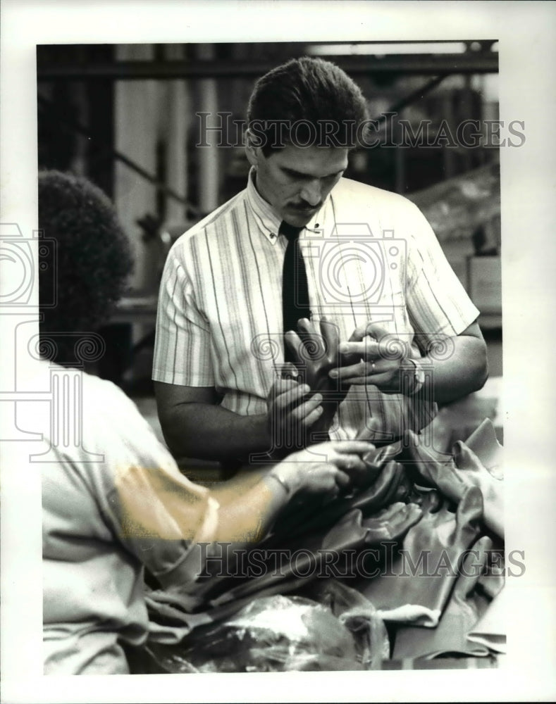 1987 Press Photo Bruce Harrison plant manager for Edmount Div of Becton Dickson- Historic Images