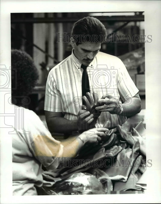 1987 Press Photo Bruce Harrison plant manager for Edmount Div of Becton Dickson- Historic Images