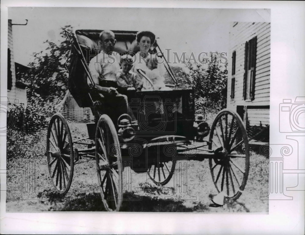 1968 Press Photo Family in automobile - cva59988- Historic Images